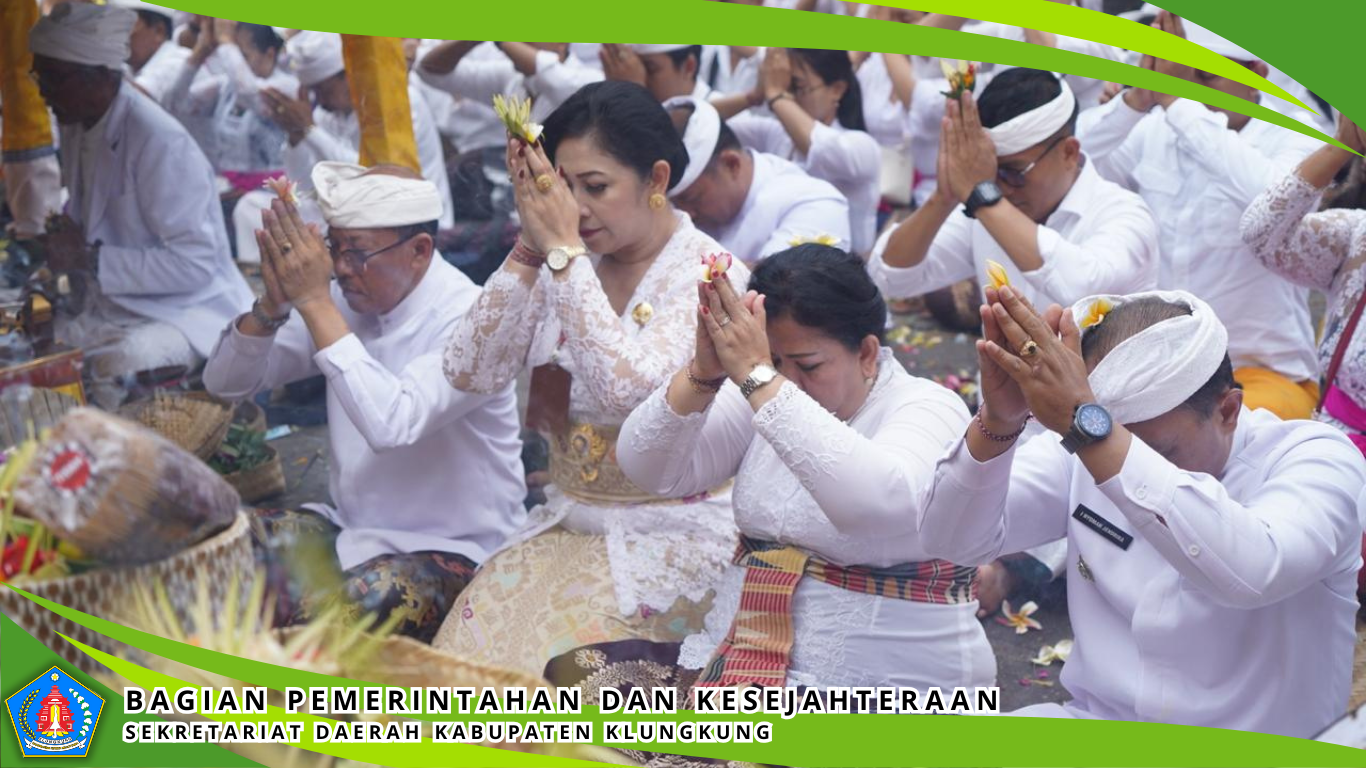 Persembahyangan Bersama Serangkaian Bhakti Penganyaar di Pura Pura Pasar Agung Giri Tohlangkir